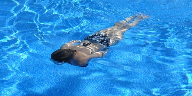 Allenarsi in piscina: gli accessori più utili